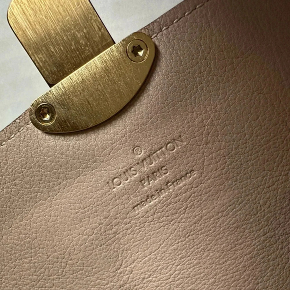 Authentic LOUIS VUITTON Mahina Amelia Wallet Beige Opal w/COA - Picture 12 of 15